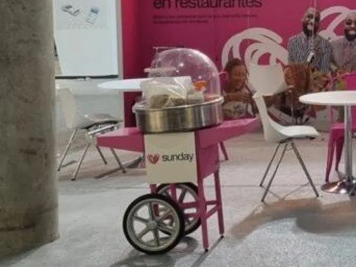 Carrito de algodón de azúcar con logotipo de empresa en un stand