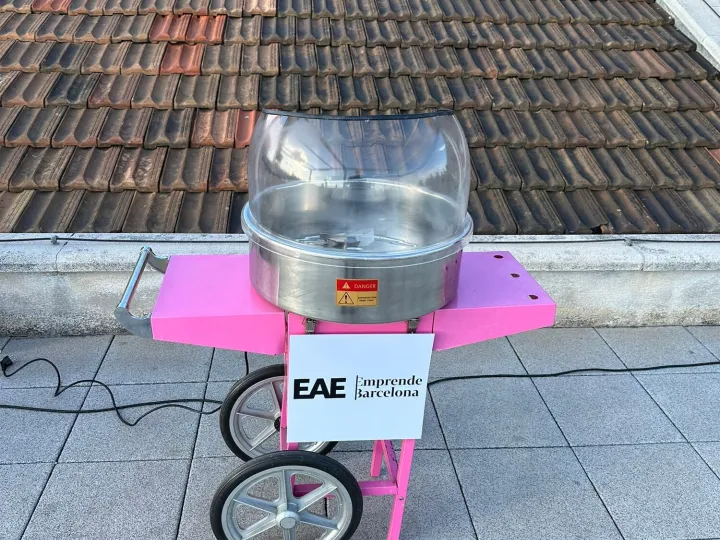 Carrito de algodón de azúcar con panel frontal personalizado en una terraza