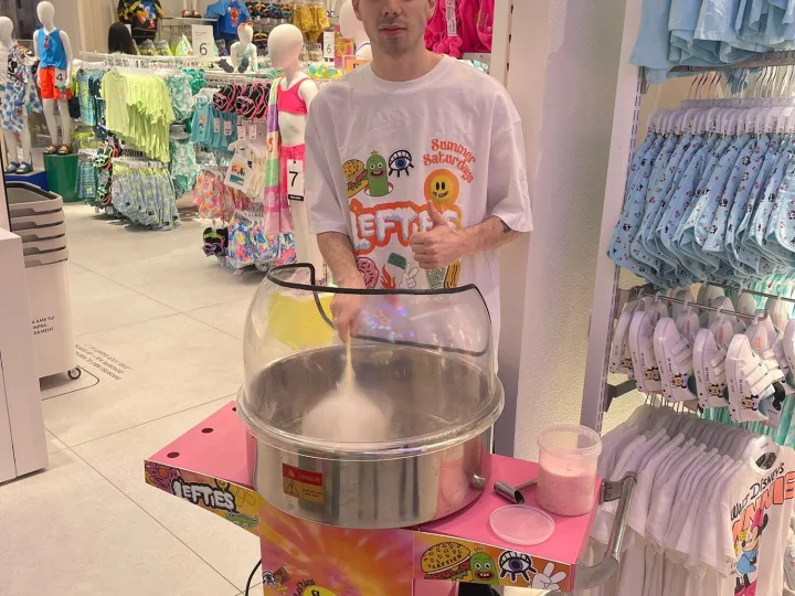 Carrito de algodón de azúcar vinilado con los colores de una marca en una tienda