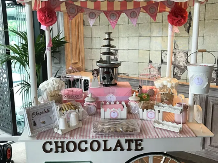Carrito de chocolate con toldo rosa y el frontal personalizado