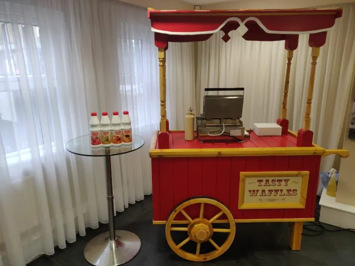Carrito de gofres de madera roja con rueda de carreta y gofrera profesional