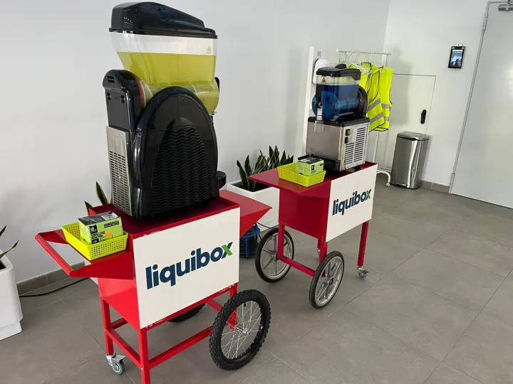 Dos carritos de granizados con logotipo de empresa y granizado de limón