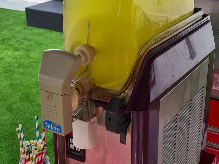 Granizadora de limón con vasos y pajitas de colores