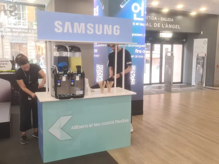 Máquina de granizados en un stand personalizado de una marca tecnológica