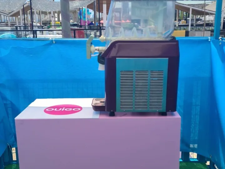 Máquina de granizados sobre peana personalizada junto a una piscina
