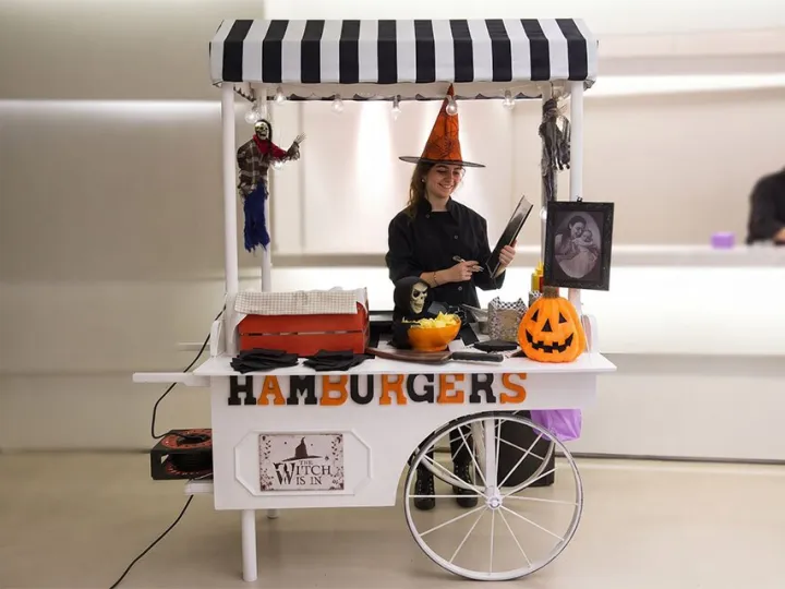 Carrito de hamburguesas decorado para una fiesta de Halloween