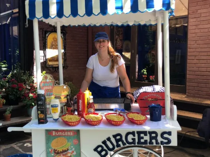 Carrito de mini hamburguesas para eventos con ruedas grandes y cartel de burgers