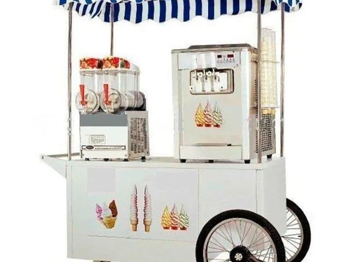 Carrito de helados soft blanco con toldo de rayas azules y máquina de helado