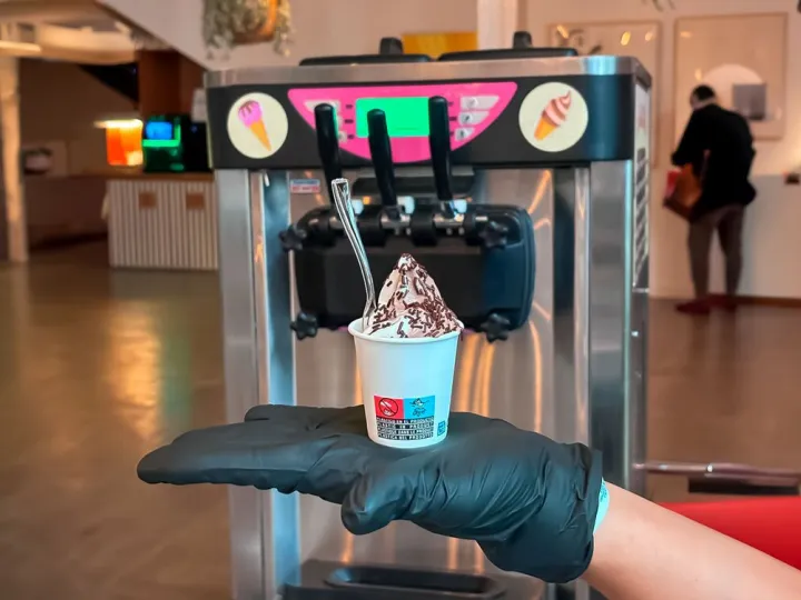 Helado soft con virutas de chocolate recién servido delante de la máquina
