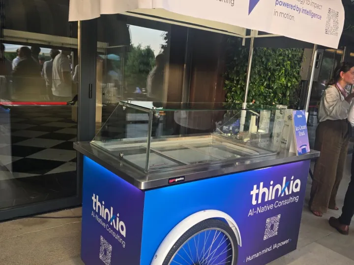 Carrito de helados con vitrina y toldo personalizados con los colores de una empresa