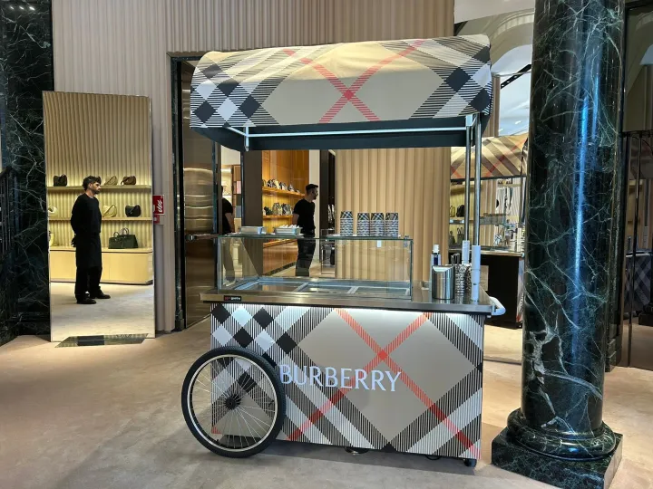 Carrito de helados vinilado entero con el estampado de una marca de moda en una tienda