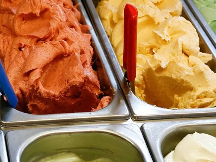 Cubetas de helado artesanal de varios sabores y colores