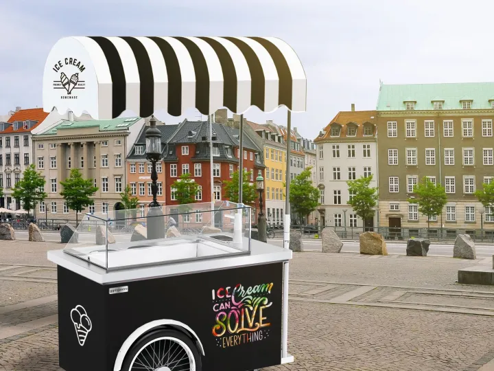 Diseño del carrito de helados con toldo de rayas negras y blancas en una plaza