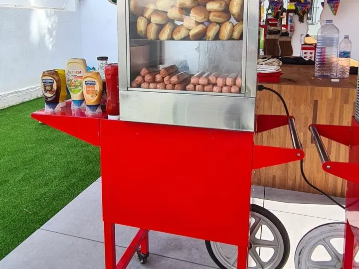 Carrito de hot dog en un jardín, preparado para una fiesta