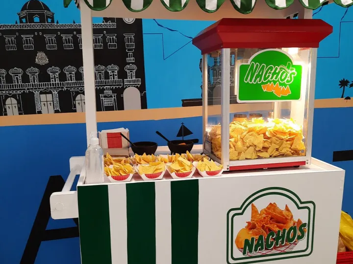 Carrito de nachos vintage con bandejas preparadas en el lateral