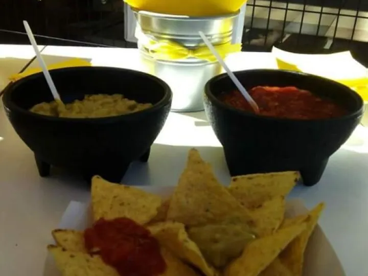 Ración de nachos con salsa de queso y salsa mexicana para un evento