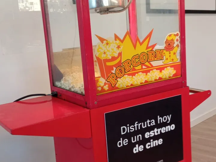 Carrito de palomitas de feria con cartel personalizado en la parte inferior del carro