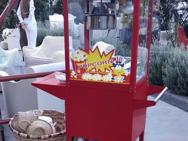 Carrito de palomitas en una boda al aire libre