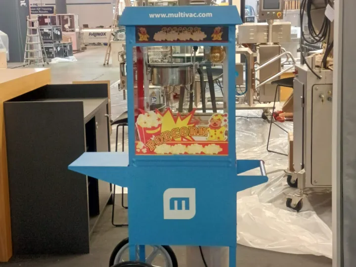 Carrito de palomitas personalizado en el pasillo de un pabellón de feria