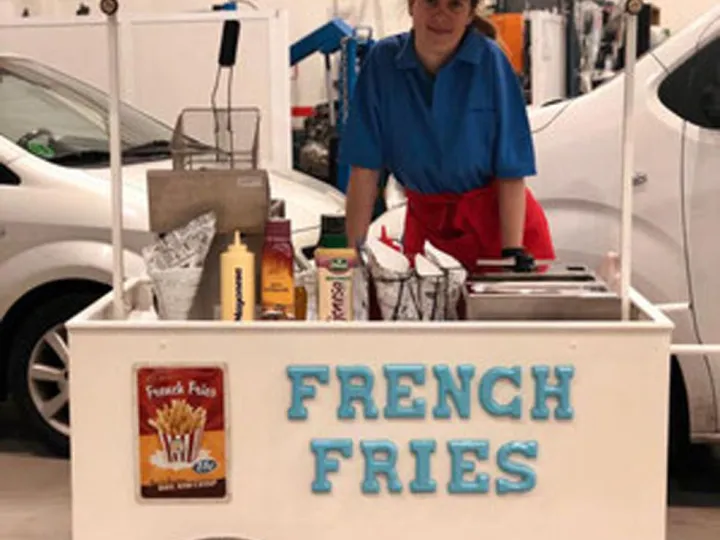 Carrito de patatas fritas blanco con rótulo French Fries y cucuruchos preparados