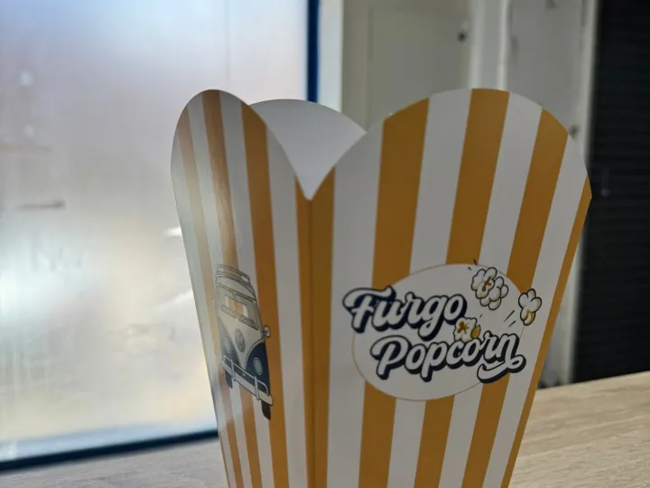 Caja de palomitas con logo vista de lado, lista para servir
