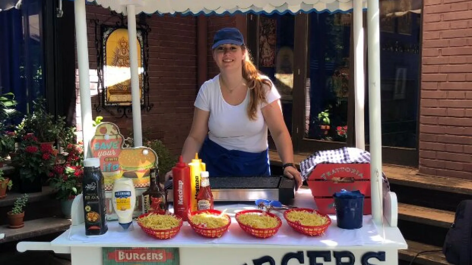 Carrito de mini hamburguesas para eventos con ruedas grandes y cartel de burgers