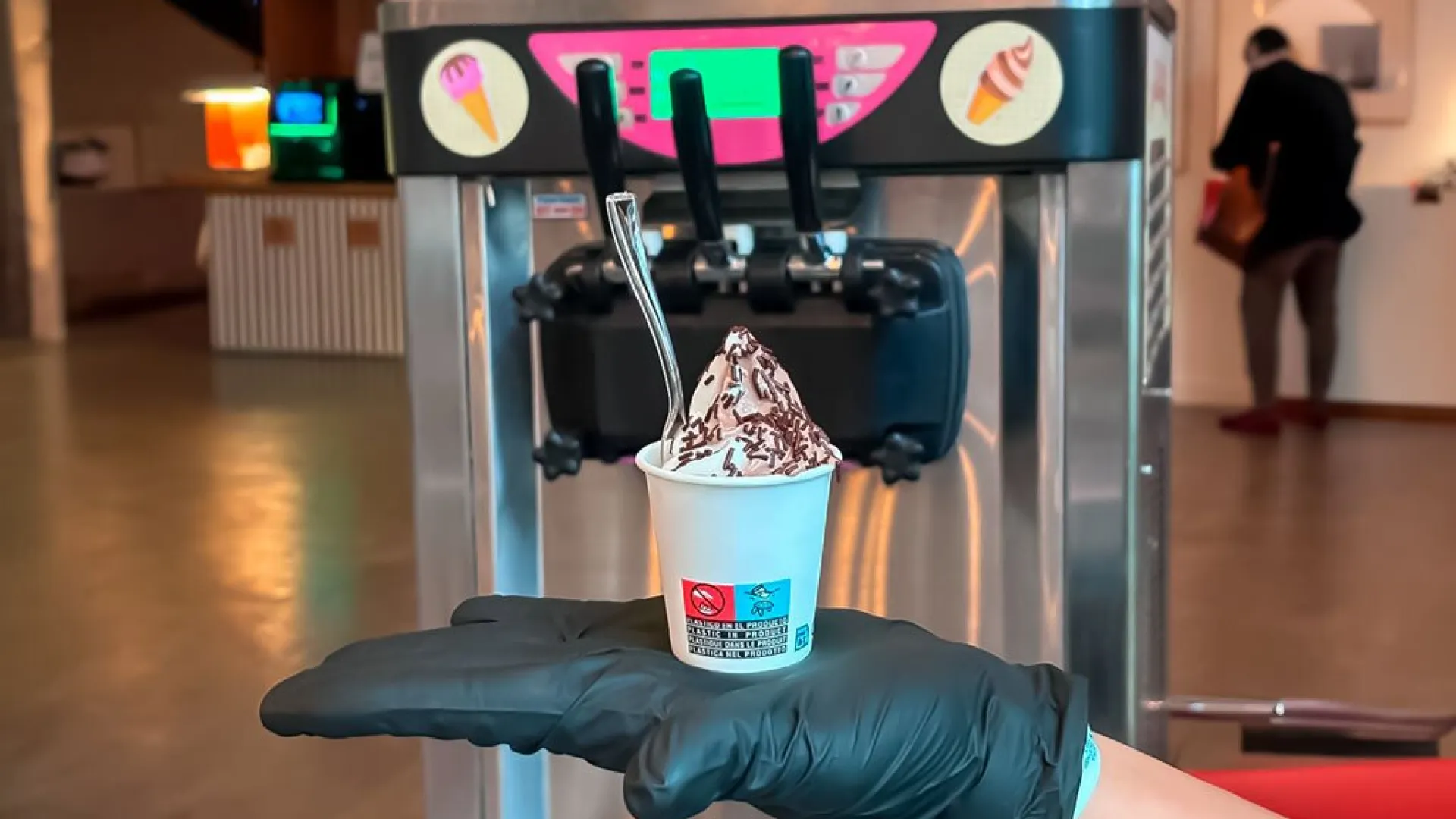 Helado soft con virutas de chocolate recién servido delante de la máquina