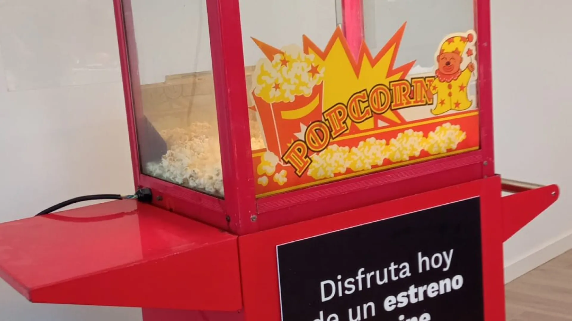 Carrito de palomitas de feria con cartel personalizado en la parte inferior del carro