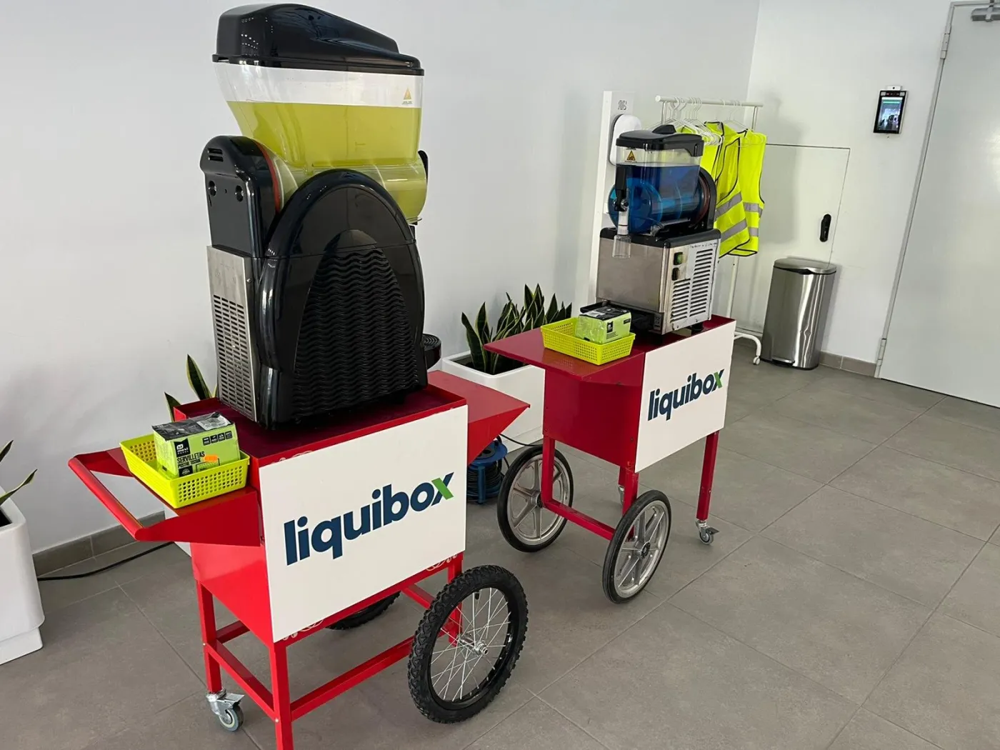 Dos carritos de granizados con logotipo de empresa y granizado de limón