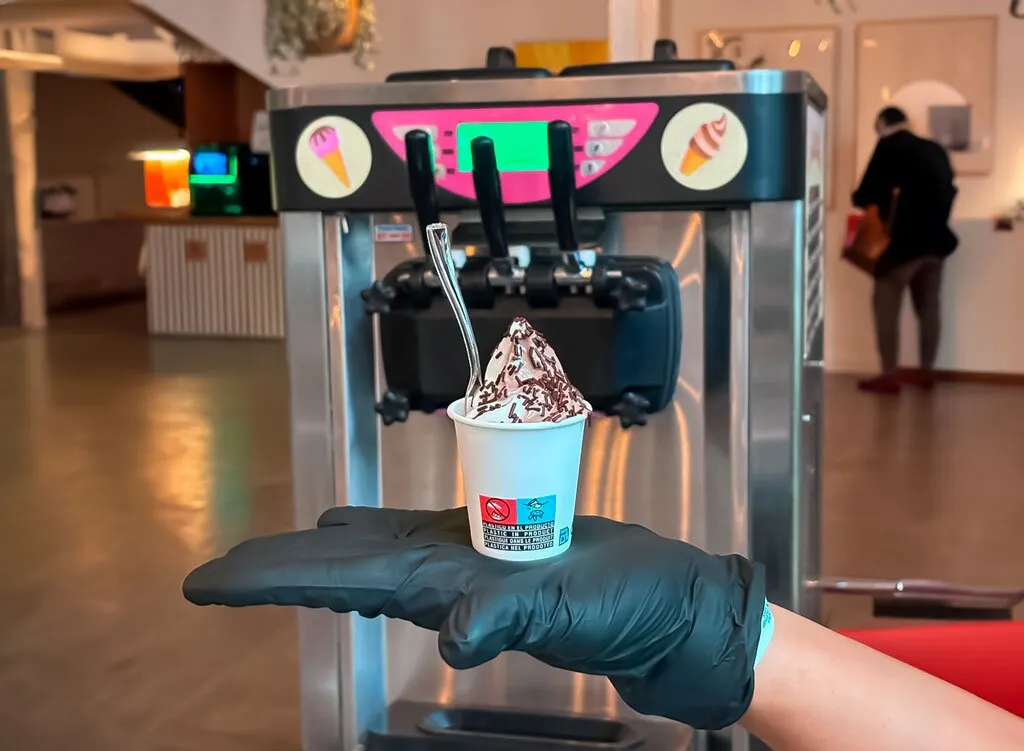 Helado soft con virutas de chocolate recién servido delante de la máquina