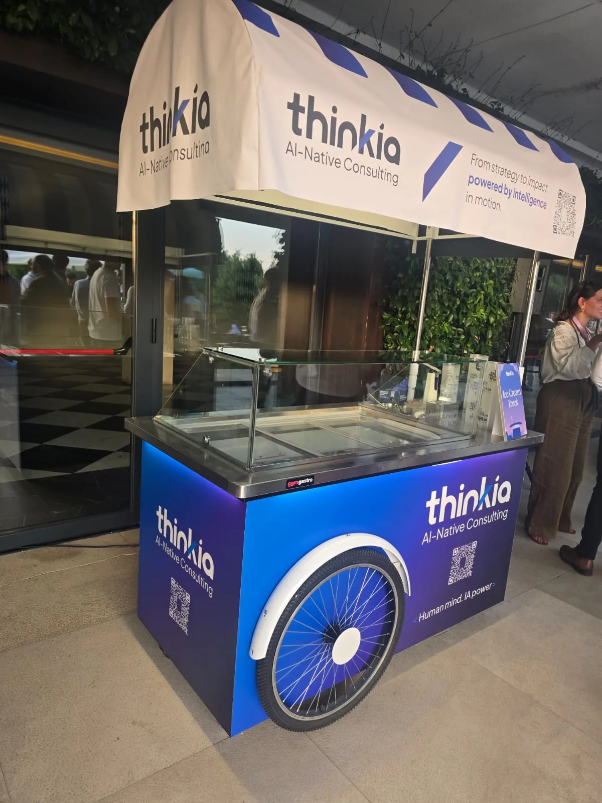 Carrito de helados con vitrina y toldo personalizados con los colores de una empresa