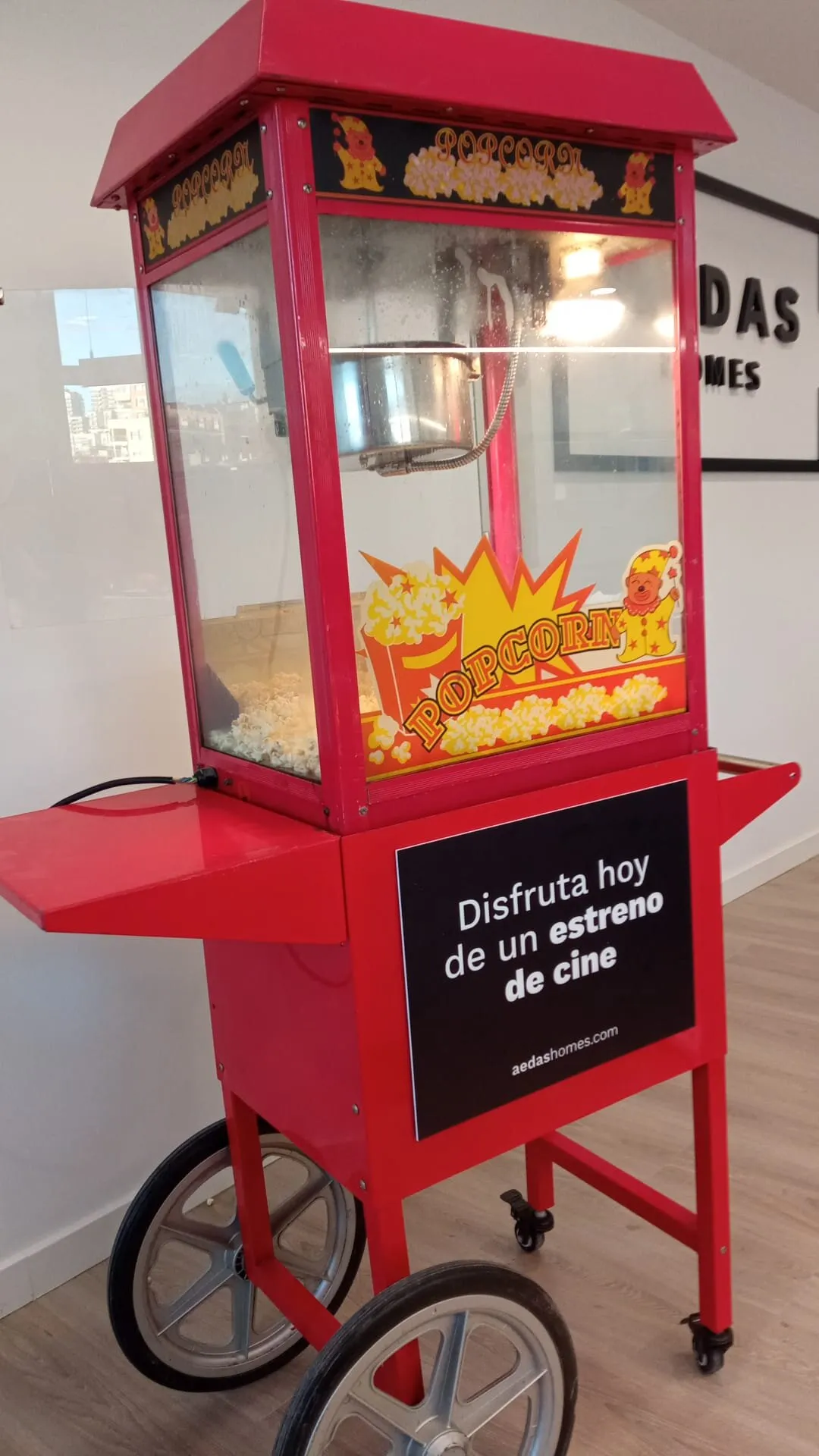 Carrito de palomitas de feria con cartel personalizado en la parte inferior del carro